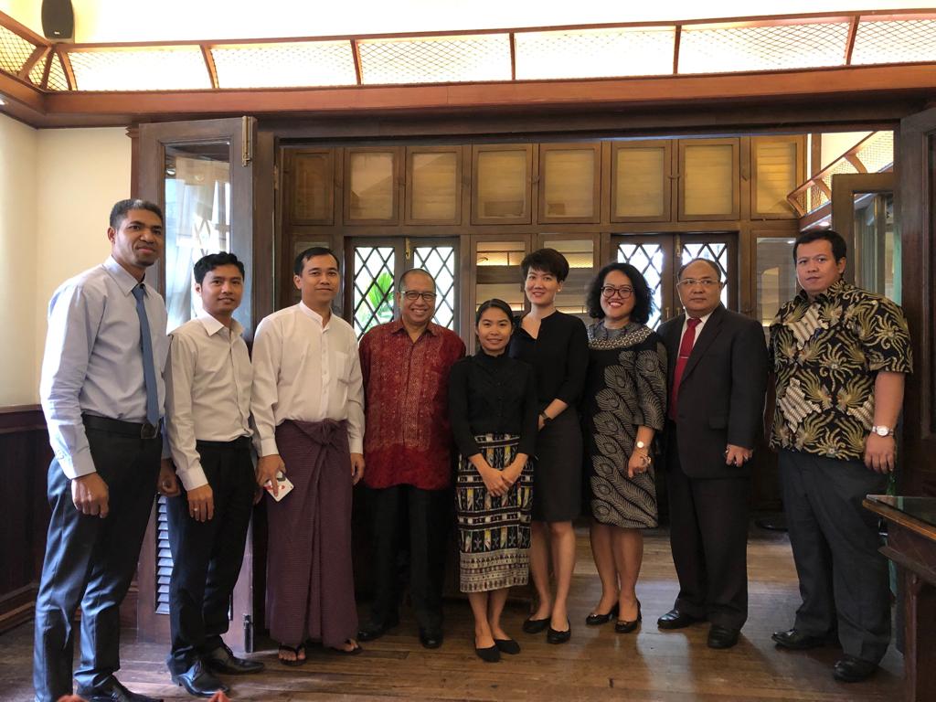 bmsonyw's tweet photo. Lunch with Asean Family plus Timor Leste in Yangon to welcome two new Indonesian Embassy colleagues. #inidiplomasi #happyaseanday https://t.co/bhsddc0BC3