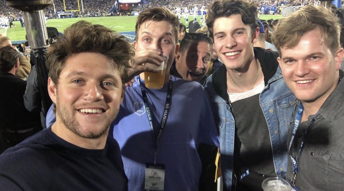 attackstyIes's tweet photo. Niall é tão lindo, né? https://t.co/suZkN4xEEv