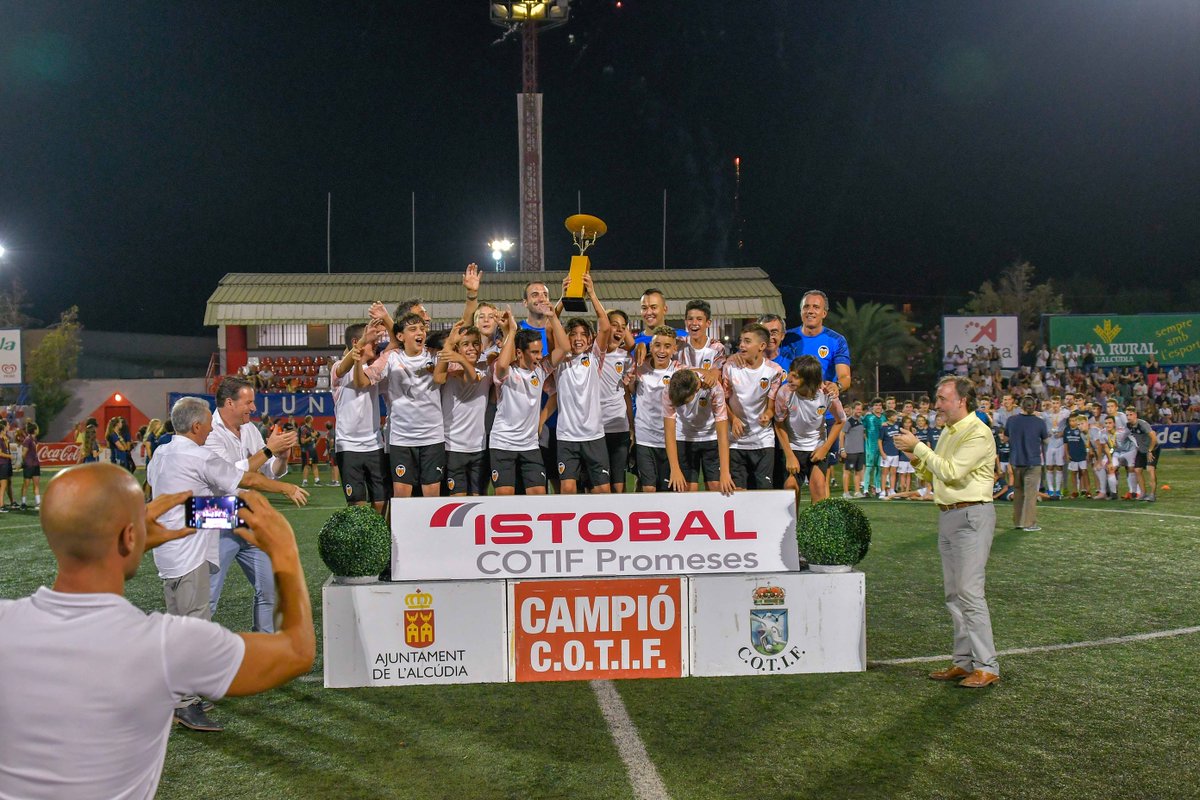 Cotif's tweet photo. 📸 ENTREGA DE PREMIOS #COTIFPromesas @istobal_es 👉 #Alevines 🏆

1⃣ @Academia_VCF 🥇
2⃣ @MSA_Valencia 🥈
3⃣ @MalvarrosaCF 🥉

#COTIF2019 https://t.co/6ACb6jqDRT
