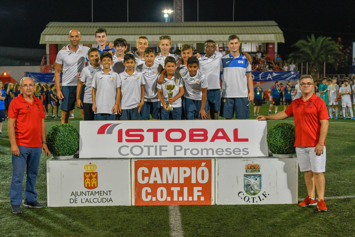 Cotif's tweet photo. 📸 ENTREGA DE PREMIOS #COTIFPromesas @istobal_es 👉 #Alevines 🏆

1⃣ @Academia_VCF 🥇
2⃣ @MSA_Valencia 🥈
3⃣ @MalvarrosaCF 🥉

#COTIF2019 https://t.co/6ACb6jqDRT