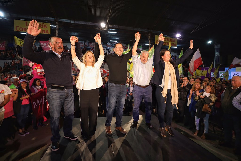 vamosctesok's tweet photo. Comenzó el acto 360º en el que cerramos la campaña electoral de la lista 502 A de cara a las PASO. El club Alvear de #Capital estalla de militantes y vecinos que ratifican su apoyo a @mauriciomacri y @gustavovaldesok, porque es importante que sigamos juntos. https://t.co/GTImwNUER4