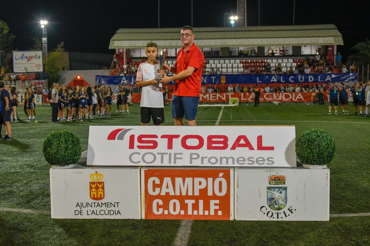 Cotif's tweet photo. 📸 ENTREGA DE PREMIOS #COTIFPromesas @istobal_es 👉 #Alevines 🏆

⚽ Máximo goleador ➡ Amin Rachid 👏
🔝 Mejor jugador ➡ Thiago Albiol 👏
🙋‍♀️ Mejor árbitro ➡ Ainhoa Remón 👏

#COTIF2019 https://t.co/LFGTDvXJTv