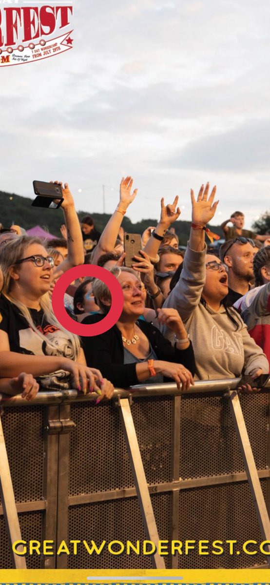 Rebuffering's tweet photo. My 5ft nothing self managed to get my contour and glitter uploaded onto @GreatWonderfest’s facebook page, thank you for helping me come to terms with the fact that I am not as tall as I convinced myself I was😂🐜 https://t.co/B52rabxImX