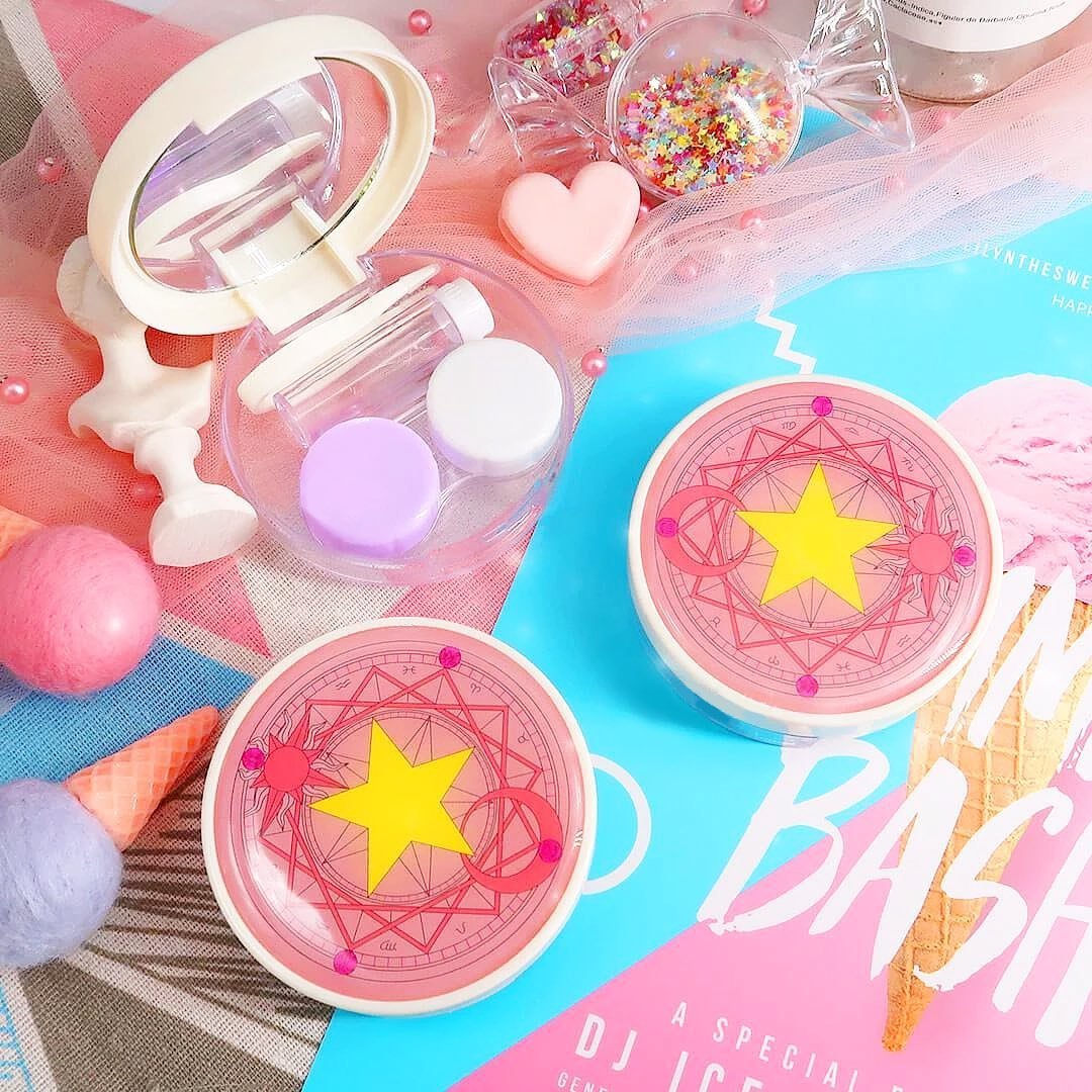 circlecolour's tweet photo. 🌈 Do you love our Cardcaptor sakura series lenses case?
♚ This Cardcaptor Sakura lens case give you a magic power
🍭 Containing a mirror and a little bottle for detergent, wearing and cleaning is not a problem any more
#circlecolour #circlecolourcom #lenscase https://t.co/XUldv8CUDs