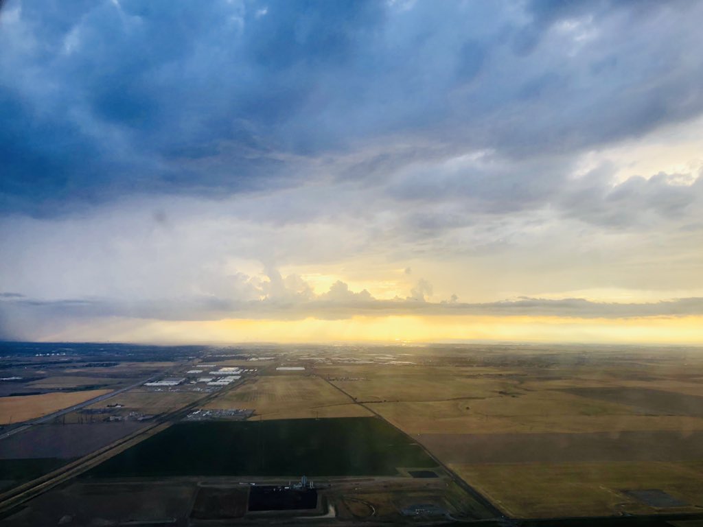 KMZemaitis's tweet photo. I never get tired of gorgeous views from airplane windows. #HelloDenver https://t.co/eTzUKZSk3Z