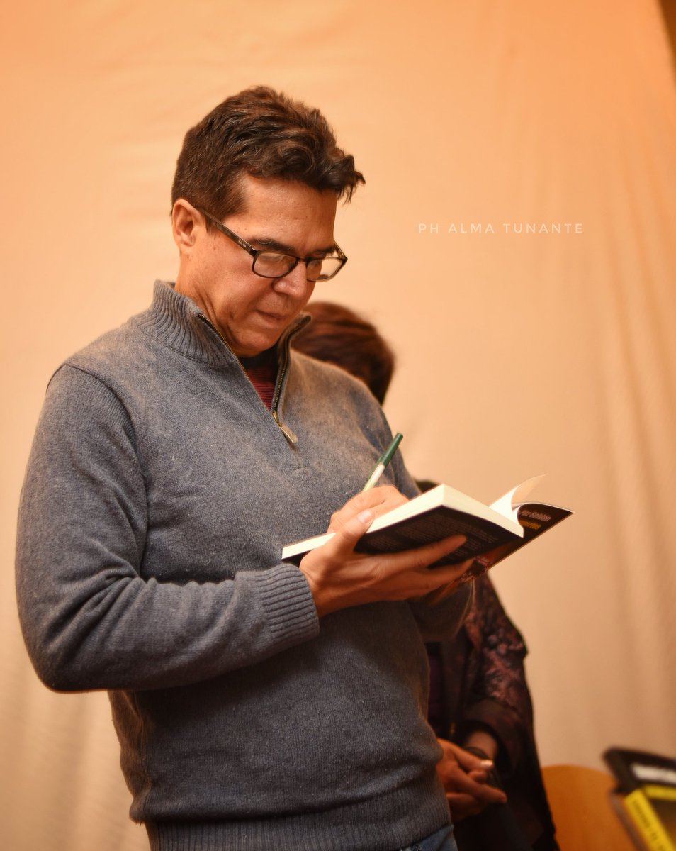 almatunante's tweet photo. Presentación del libro #LosVivosYLosMuertos del escritor @edpazsoldan en el #palacioportales #cochabamba. https://t.co/jDhkQa6CGU