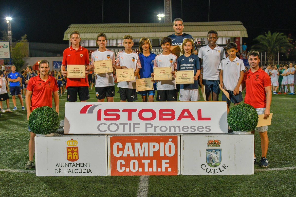 Cotif's tweet photo. 📸 ENTREGA DE PREMIOS #COTIFPromesas @istobal_es 👉 #Alevines 🏆

📋 XI IDEAL ➡ José Manuel Calero, Raúl Candel, Amin Rachid, Thiago Albiol, Martín Morodo, Pablo López, Hicham Martínez y David Otorbi ⚽

🙋‍♂️ Mejor entrenador ➡ Nando Alama 👏

#COTIF2019 https://t.co/eBh6dddpoe