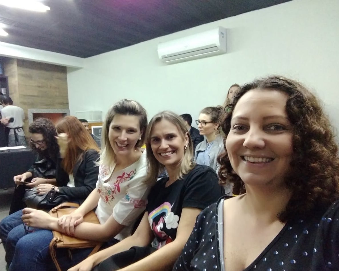 melaniethome's tweet photo. Com as queridas, @polilopes e @gishaubrich ✔️ #coworkingweek https://t.co/csLtZXHPN5