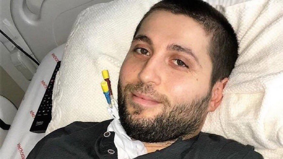 feraceliucak's tweet photo. Arkadaşlar bu bey , Sınıf arkadaşımın kuzeni, 28 yaşında.  kanser hastası , kök hücreye ihtiyacı var. 90 kilodan 55 kiloya düştü. Kana ihtiyacı var, lütfen en yakın Kızılay aracına gidip kök hücre bağışçışı olur musunuz? Rt ile yayalım Genç Mimarımızın hayatı kurtulsun. https://t.co/NUeJkhq4Sc