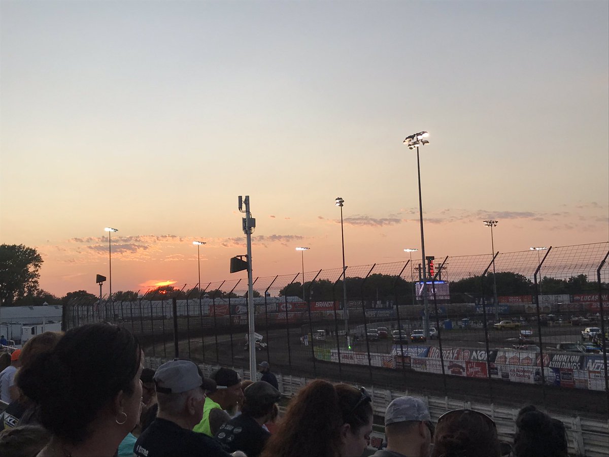 kmgeyer's tweet photo. Sunsets and sprint cars @knoxvilleraces. @WorldofOutlaws #twentyyearsandcounting #NOSvilleNationals #TweetYourSeat https://t.co/oBYAyTN1So