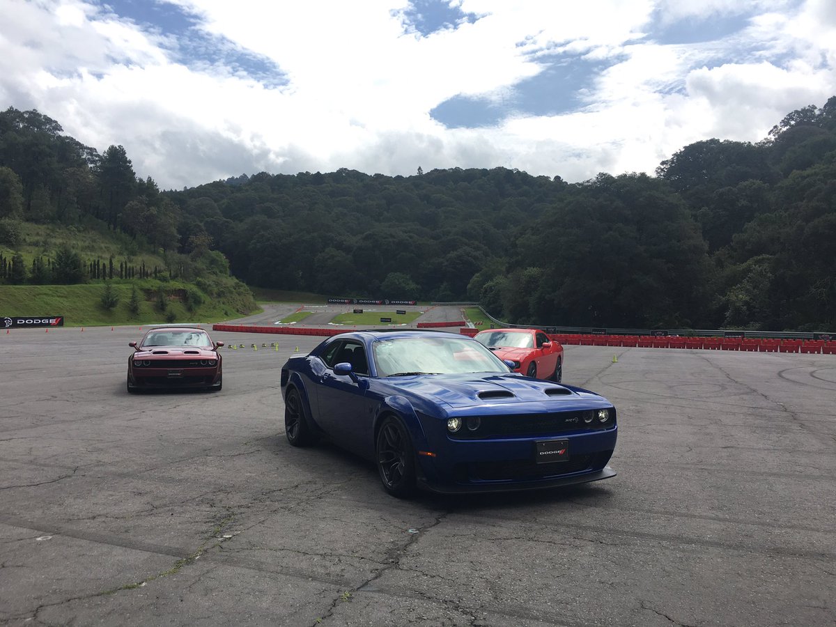 tania_licon's tweet photo. Sin duda sabes que vas por buen camino cuando disfrutas y amas tu trabajo ❤️❤️❤️ #MásDíasDeEstos #DodgeDay #MuscleFamily #Challenger #Charger #Durango #SRT #Hellcat #FCA #DodgeMéxico ❤️😍❤️#AutosOEM 😎😎😎 gracias @FCAMexico @DodgeMX https://t.co/haVTRgODSI