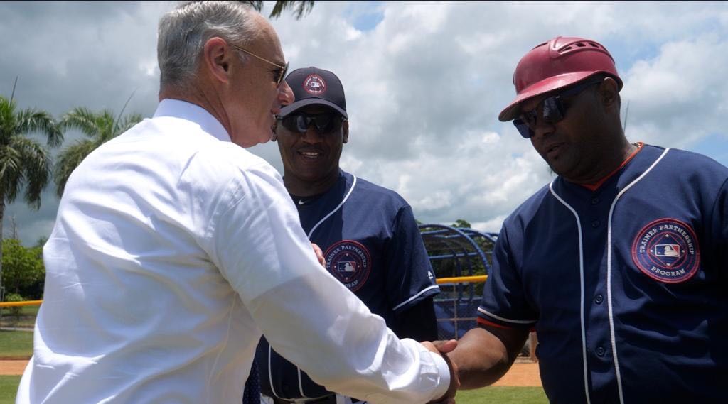 MLBDominicana's tweet photo. @LosDodgers Queremos darle las gracias al comisionado Rob Manfred por asistir al evento y darle una charla a los peloteros. 👏 #TrainerPartnershipProgram https://t.co/CDW5mDtaOW