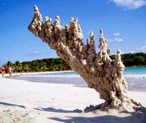 GratitudeDNA's tweet photo. ฟูลกูไรท์(Fulgurite)หรือผลึกสายฟ้า ใช้เวลา1วินาทีในการเกิดเมื่อฟ้าผ่าทราย โดยความร้อนจากสายฟ้าราว1,800องศาเซลเซียสแล่นเป็นสายลงไปหลอมละลายทรายที่อยู่ด้านล่างทำให้ทรายกลายเป็นผลึกรูปทรงเดียวกับสายฟ้าที่เห็นเวลาฟ้าผ่า ภายในผลึกสายฟ้าจะกลวงเหมือนท่อเลยเรียกกันอีกชื่อว่าท่อธรรมชาติ🌩 https://t.co/OMPN3SwcEy