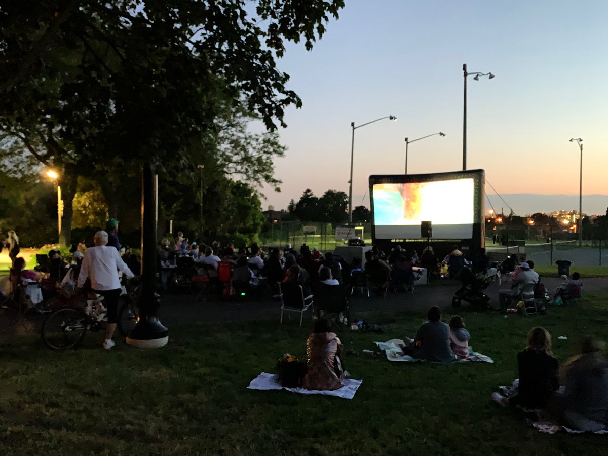 FrancesNunziata's tweet photo. What a great night for a movie in #MapleLeafPark! Thanks to everyone who came out and thank you @HonAhmedHussen for providing the cotton candy! #ysw https://t.co/pEzWm0J7m4