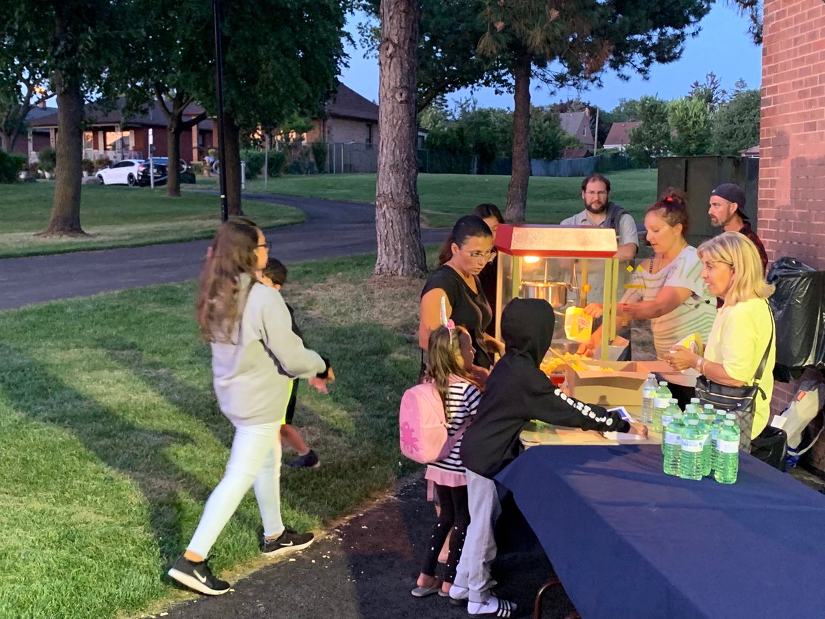 FrancesNunziata's tweet photo. What a great night for a movie in #MapleLeafPark! Thanks to everyone who came out and thank you @HonAhmedHussen for providing the cotton candy! #ysw https://t.co/pEzWm0J7m4