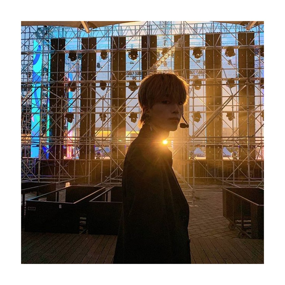 Noir_Chile's tweet photo. [ Instagram • 190803] Actualización de #Noir.

Puedo jugar dos noches y tres días con solo una luz 🤪(2)
#느와르 #NOIR #IdolEnérgico #GodlyIdol #ElBrillo #EsCasiComo #MetologíaGriegaYromana #InclusoSiHaceCalor #Gracias #CadaDía 

Cr. @Noir__official https://t.co/n4WAW0OrzP