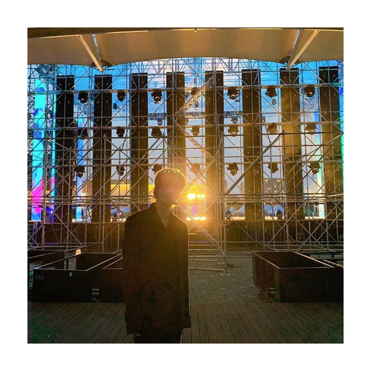 Noir_Chile's tweet photo. [ Instagram • 190803] Actualización de #Noir.

Puedo jugar dos noches y tres días con solo una luz 🤪(2)
#느와르 #NOIR #IdolEnérgico #GodlyIdol #ElBrillo #EsCasiComo #MetologíaGriegaYromana #InclusoSiHaceCalor #Gracias #CadaDía 

Cr. @Noir__official https://t.co/n4WAW0OrzP