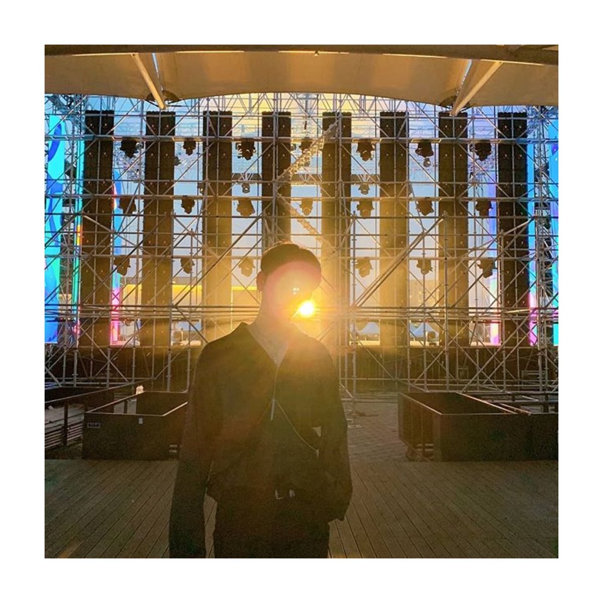 Noir_Chile's tweet photo. [ Instagram • 190803] Actualización de #Noir.

Puedo jugar dos noches y tres días con solo una luz 🤪(2)
#느와르 #NOIR #IdolEnérgico #GodlyIdol #ElBrillo #EsCasiComo #MetologíaGriegaYromana #InclusoSiHaceCalor #Gracias #CadaDía 

Cr. @Noir__official https://t.co/wW2YIpJeND
