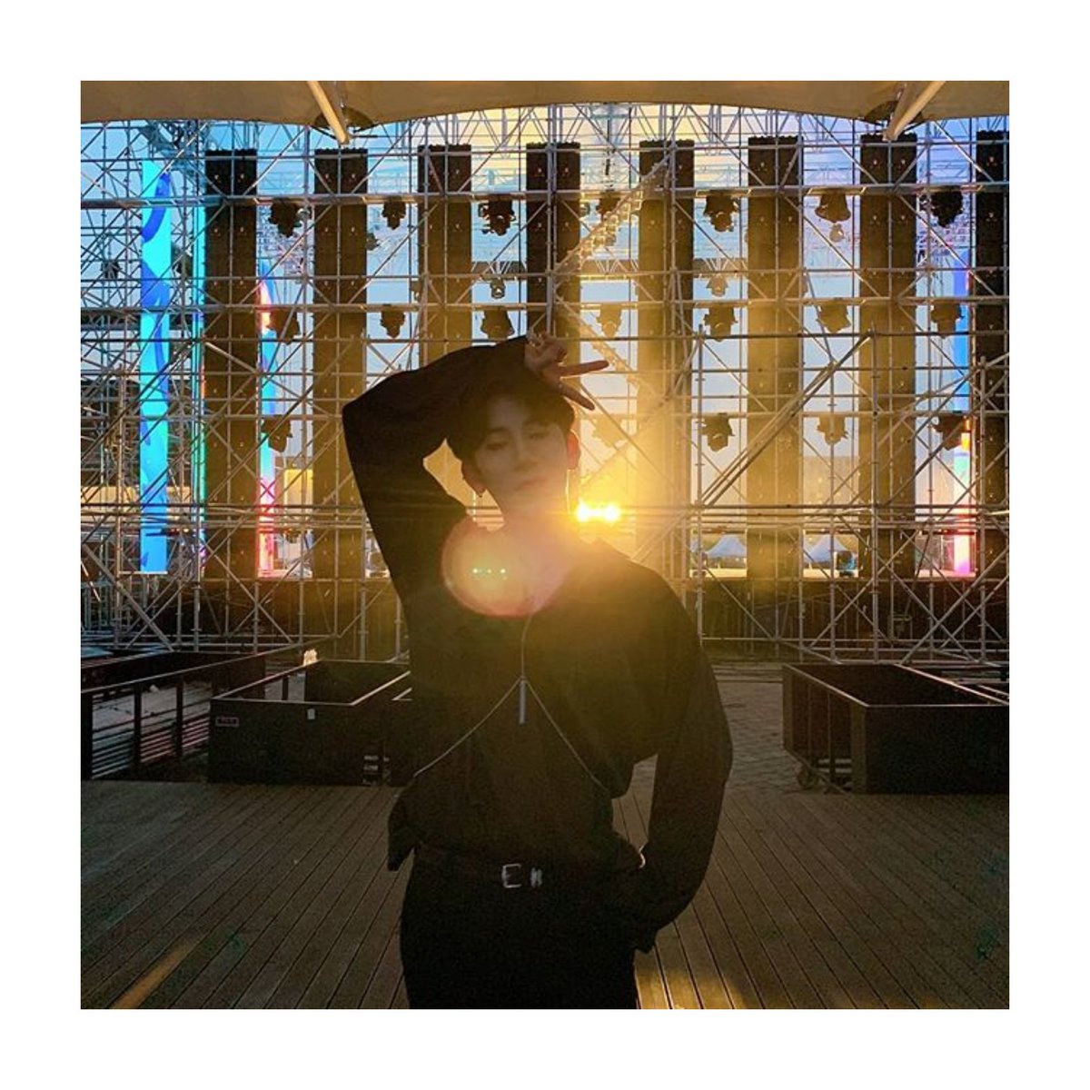 Noir_Chile's tweet photo. [ Instagram • 190803] Actualización de #Noir.

Puedo jugar dos noches y tres días con solo una luz 🤪(2)
#느와르 #NOIR #IdolEnérgico #GodlyIdol #ElBrillo #EsCasiComo #MetologíaGriegaYromana #InclusoSiHaceCalor #Gracias #CadaDía 

Cr. @Noir__official https://t.co/wW2YIpJeND