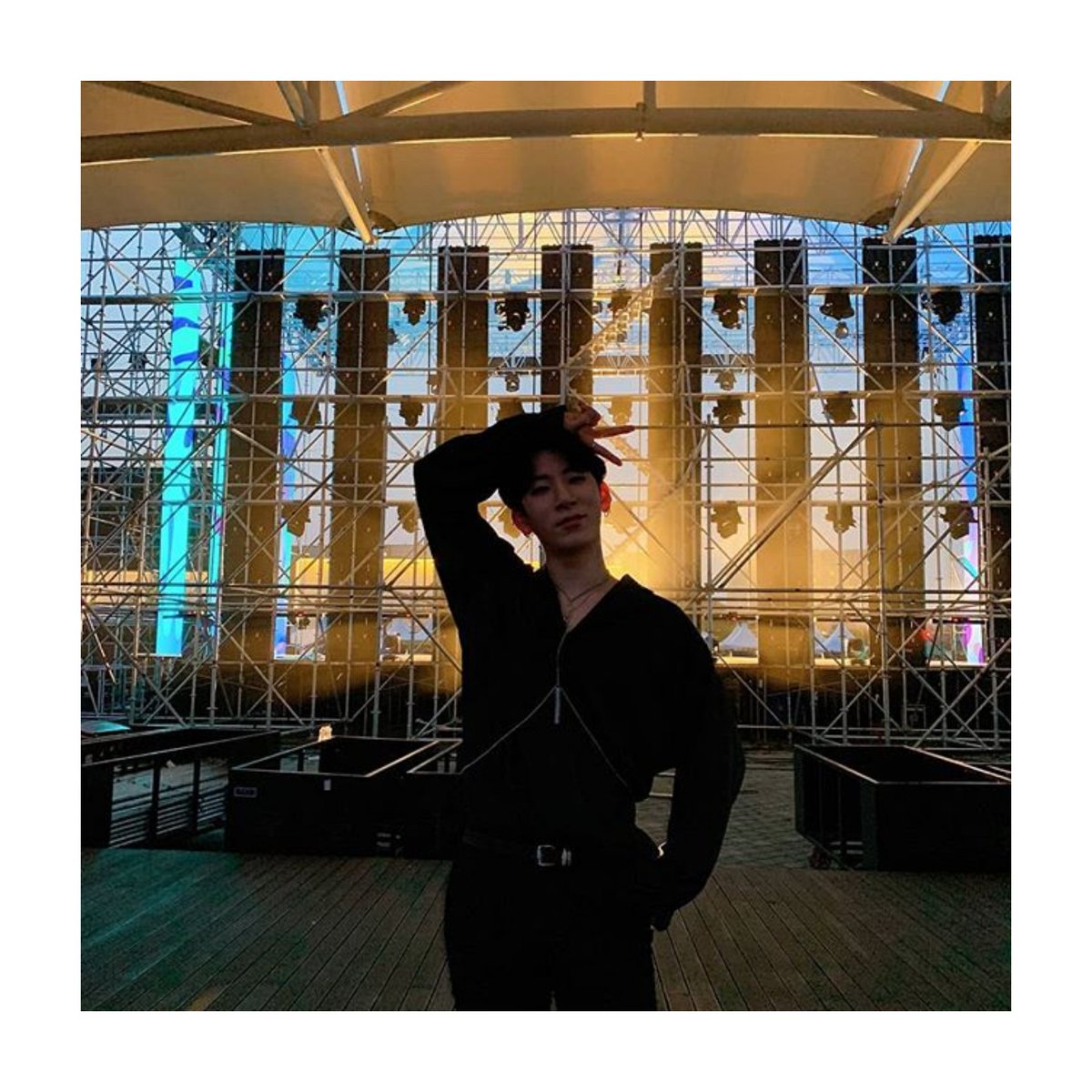 Noir_Chile's tweet photo. [ Instagram • 190803] Actualización de #Noir.

Puedo jugar dos noches y tres días con solo una luz 🤪(2)
#느와르 #NOIR #IdolEnérgico #GodlyIdol #ElBrillo #EsCasiComo #MetologíaGriegaYromana #InclusoSiHaceCalor #Gracias #CadaDía 

Cr. @Noir__official https://t.co/wW2YIpJeND