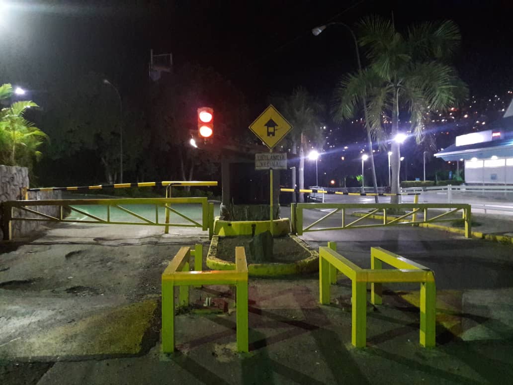 asoteainforma's tweet photo. Terminados los trabajos de reparación del alumbrado en la entrada de la urbanización. https://t.co/xb4y53ohgw