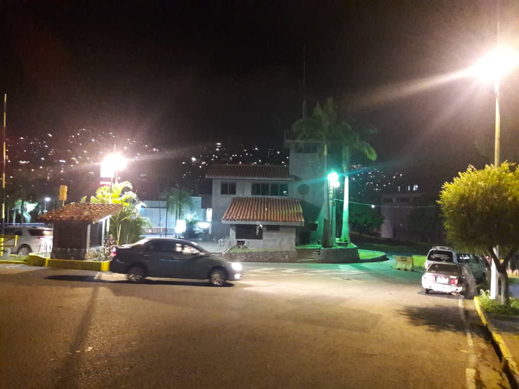asoteainforma's tweet photo. Terminados los trabajos de reparación del alumbrado en la entrada de la urbanización. https://t.co/xb4y53ohgw