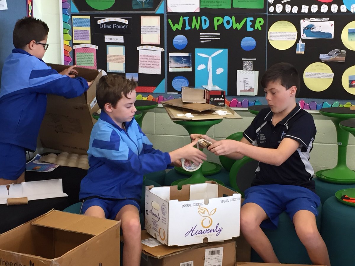 jane_short2's tweet photo. STEM FESTIVAL 2019. Create an arcade game out of cardboard boxes #Newmancollege #shinethroughdiscovery ⁦@RenaeZelich⁩ ⁦@Laragray55⁩ https://t.co/iwGqVq38Vb
