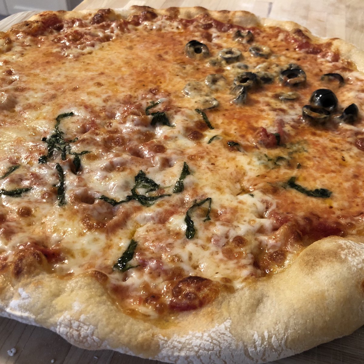 Cheese, olive and basil pizza.