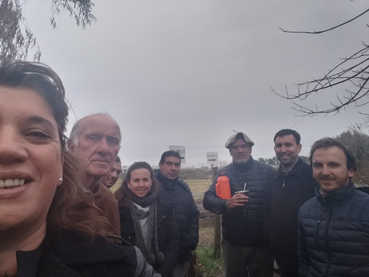 Econer1's tweet photo. Qué bueno volver a vernos con productores, técnicos y gente interesada en conocer el funcionamiento de nuestras bolsas biodigestoras. Estén atentos que pronto hacemos nuevos encuentros! 💪🏻💪🏻💪🏻 #Bolsasbio #bolsabio #economiacircular #biodigestor #biodigestores https://t.co/mCOkrQNsSk