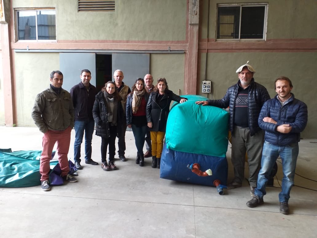Econer1's tweet photo. Qué bueno volver a vernos con productores, técnicos y gente interesada en conocer el funcionamiento de nuestras bolsas biodigestoras. Estén atentos que pronto hacemos nuevos encuentros! 💪🏻💪🏻💪🏻 #Bolsasbio #bolsabio #economiacircular #biodigestor #biodigestores https://t.co/mCOkrQNsSk