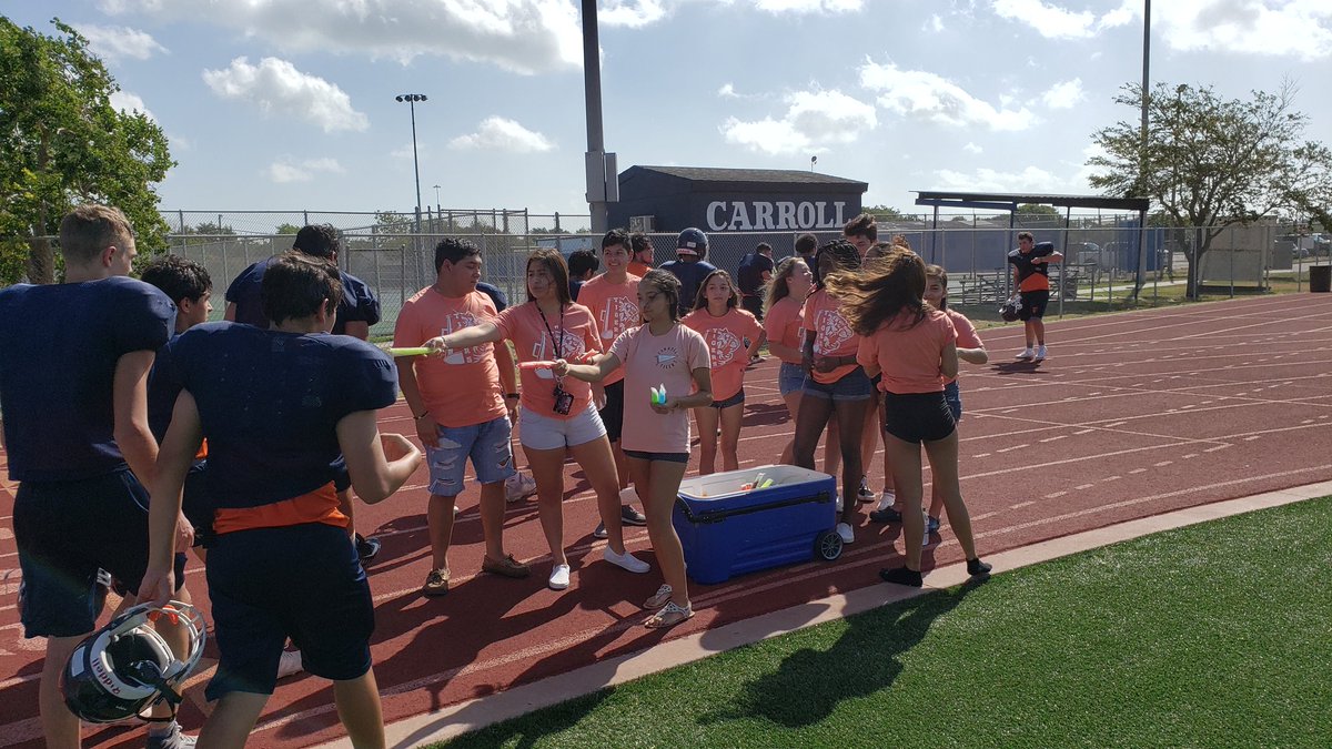 CoachRod91's tweet photo. Thank you so much to @carrollhs_cheer for supplying our football players today with some awesome cold popsicles. You all are the best! Appreciate you all very much @TheStreakCTFB #CTAMBUSH
#CTC212 #TigerGrit @jnmcopeland https://t.co/cnhxtD8HY6