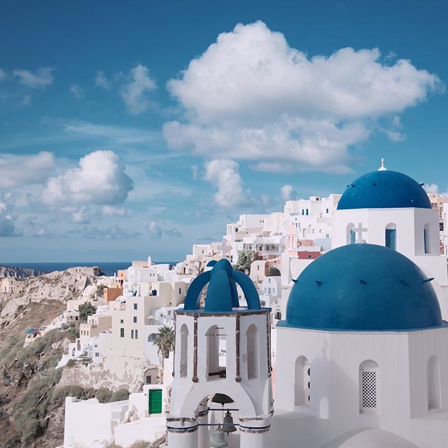 Santorini is truly a maze. 🇬🇷🤯 Find the great local places tucked around a corner with your #airbnbhost's (a real local!) recommendations on your 📱. 👍😎