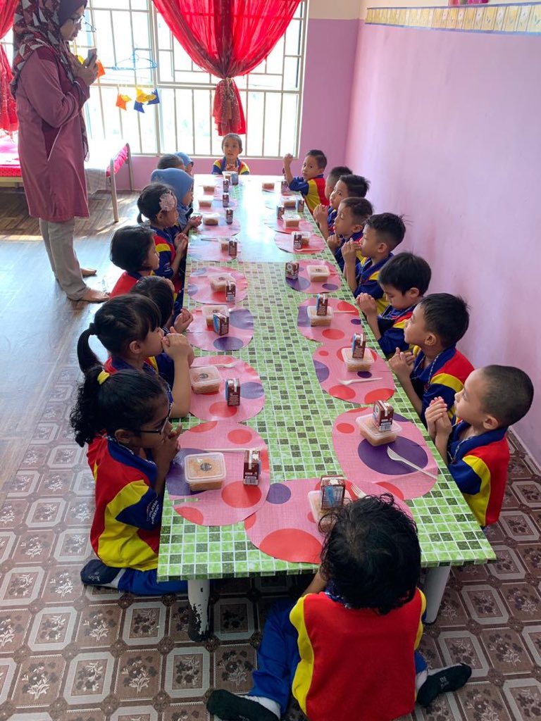 BearJonginnie_'s tweet photo. Hello @Groovechaja ,
We did something for Kim Jongin yesterday! It was a charity event for Kai88Day! The kids are so happy colouring the gominie together ~ Hope you can show this to our baby bear Kim Jongin ๐
Much love, Malaysian EXO-Ls ๐ป๐
#Kai88DayCharityEvent #88DAY_KAI https://t.co/Pe3e0MaA6U