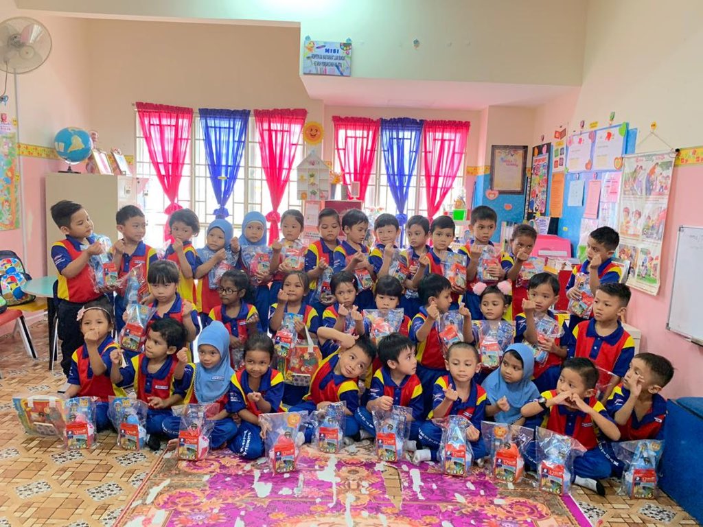 BearJonginnie_'s tweet photo. Hello @Groovechaja ,
We did something for Kim Jongin yesterday! It was a charity event for Kai88Day! The kids are so happy colouring the gominie together ~ Hope you can show this to our baby bear Kim Jongin ๐
Much love, Malaysian EXO-Ls ๐ป๐
#Kai88DayCharityEvent #88DAY_KAI https://t.co/Pe3e0MaA6U