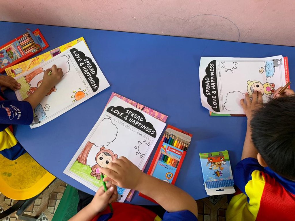 BearJonginnie_'s tweet photo. Hello @Groovechaja ,
We did something for Kim Jongin yesterday! It was a charity event for Kai88Day! The kids are so happy colouring the gominie together ~ Hope you can show this to our baby bear Kim Jongin ๐
Much love, Malaysian EXO-Ls ๐ป๐
#Kai88DayCharityEvent #88DAY_KAI https://t.co/Pe3e0MaA6U