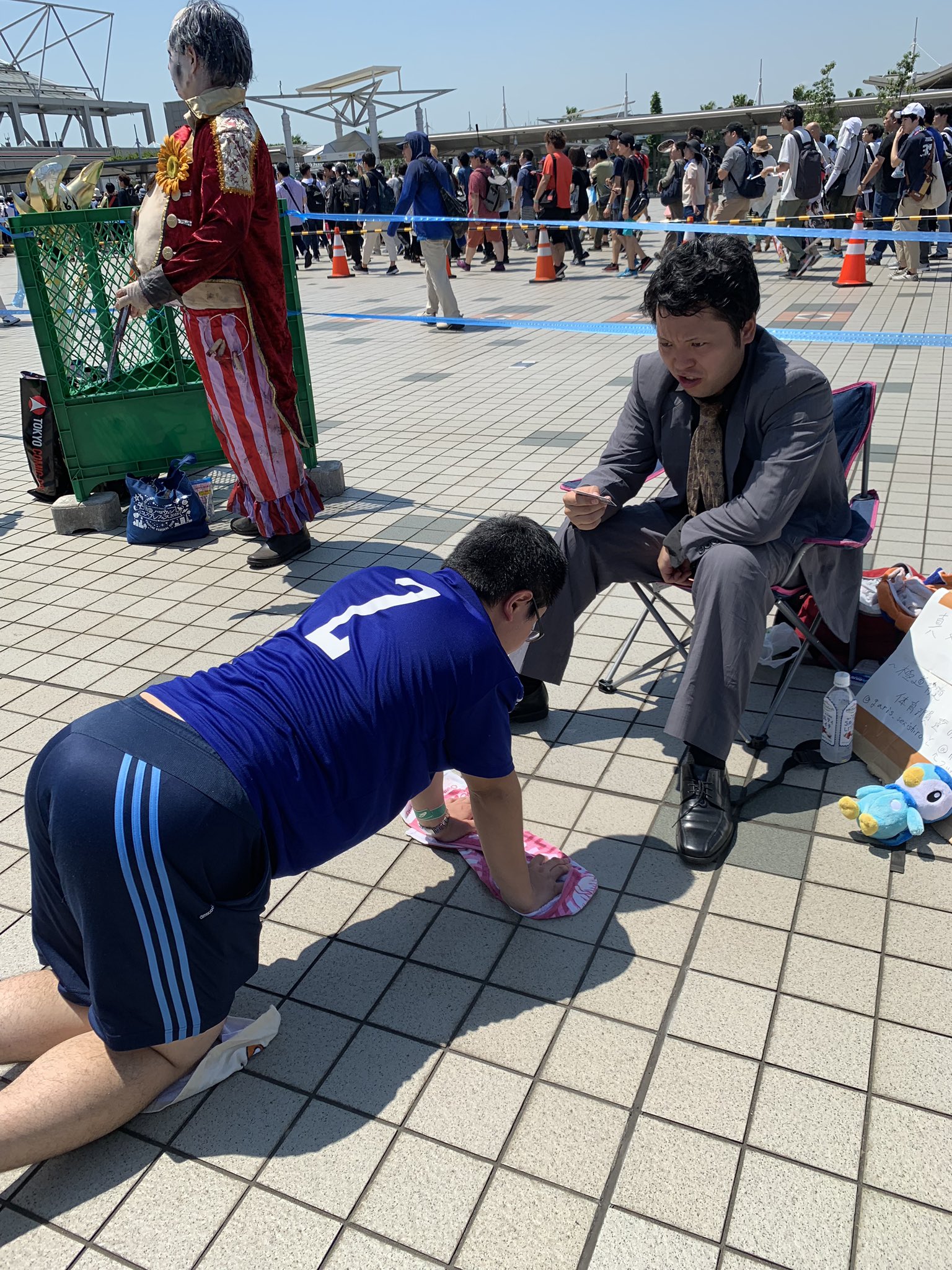 コミケを終えて家路へ向かうオタク達 疲れからか 不幸にも黒塗りの高級車に追突してしまう 後輩をかばいすべての責任を負った三浦 に対し 車の主 暴力団員谷岡が言い渡した示談の条件とは C96コスプレ C96 話題の画像がわかるサイト コミケを終えて家路へ向かうオタク達 疲れからか 不幸にも黒塗りの高級車に追突してしまう 後輩をかばいすべての責任を負った三浦 に対し 車の主 暴力団員谷岡が言い渡した示談の条件とは C96コスプレ C96 話題の画像がわかるサイト