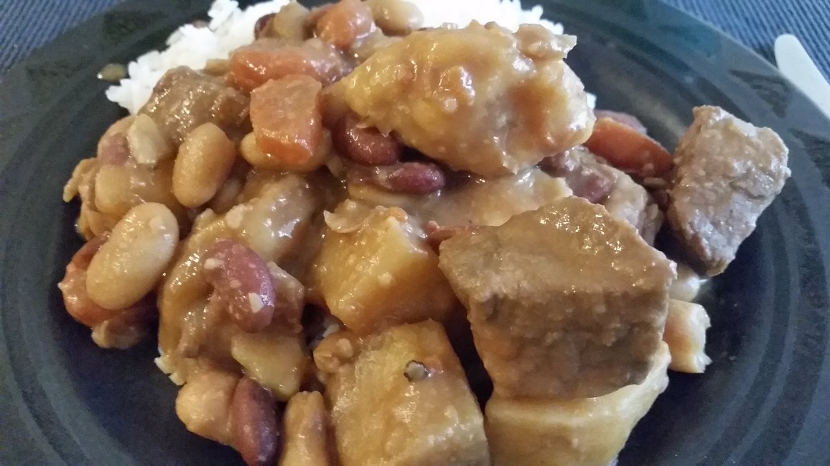 SansziePanzie's tweet photo. #Jamaican #stewpeas Been cooking all my kids' #favoritemeals as we count down before they go off back to college #yellowyam #spinners #bitterbeans #redkidneybeans https://t.co/vtZerPt5ON