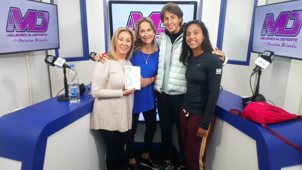 MujeresLDeporte's tweet photo. Disfrutamos de otro capítulo de colección junto a grandes invitadas 😃✌️
Gracias #DanielaSeguel #PamelaCamus #MarcelaBarrientos #FranciscaCrovetto 👏👏👏
Pronto el programa de este jueves #GirlPower #MujeresalDeporte #poderfemenino https://t.co/tQsPaBoVjt