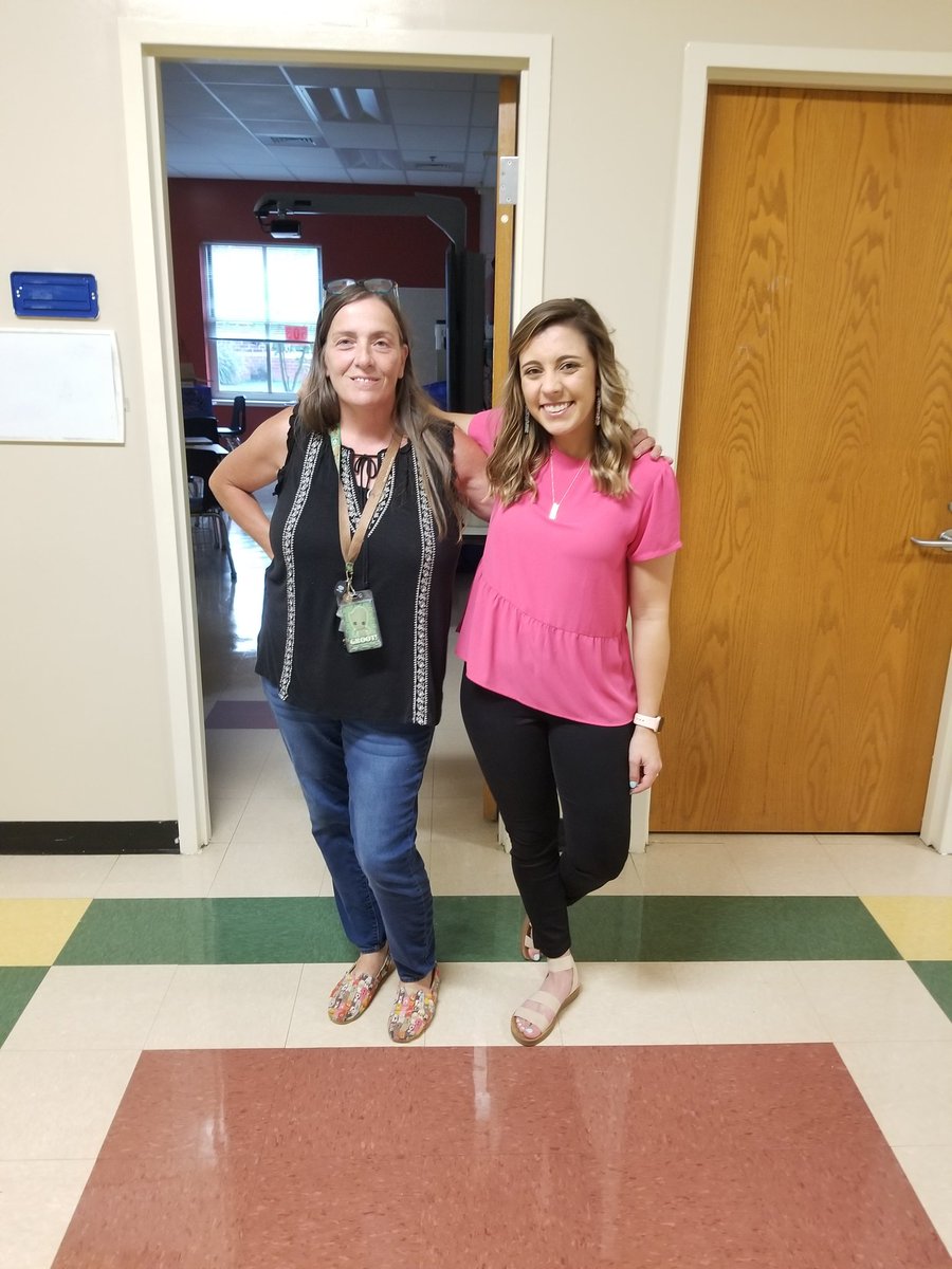 Educator86's tweet photo. What a great night! Over 70 families showed up for our 6th grade event tonight! Thank you faculty and staff for coming in early to put together a great, eventful evening! https://t.co/F8wBdKKWdL