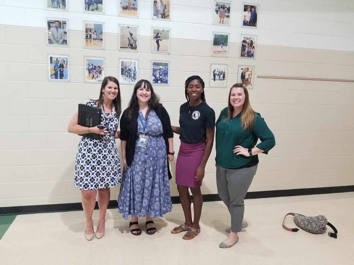 Educator86's tweet photo. What a great night! Over 70 families showed up for our 6th grade event tonight! Thank you faculty and staff for coming in early to put together a great, eventful evening! https://t.co/F8wBdKKWdL
