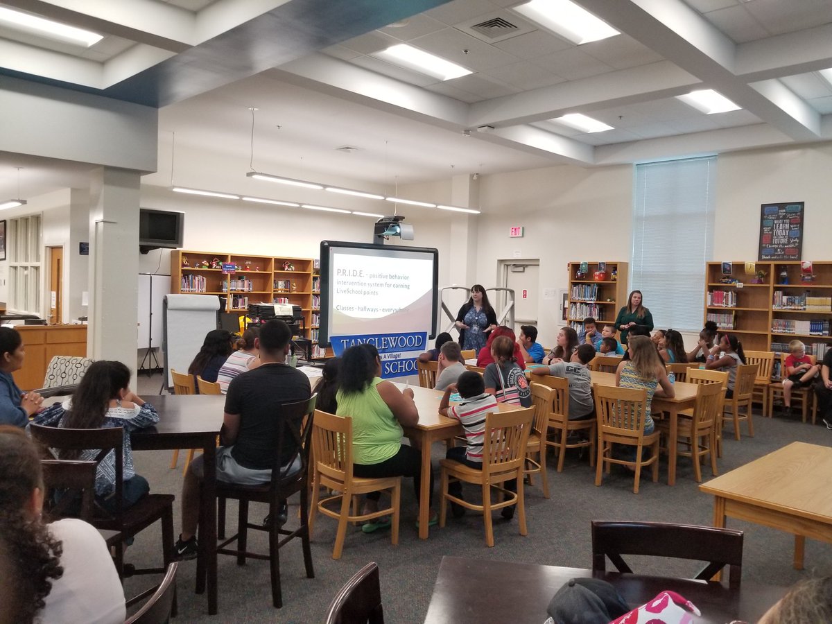 Educator86's tweet photo. What a great night! Over 70 families showed up for our 6th grade event tonight! Thank you faculty and staff for coming in early to put together a great, eventful evening! https://t.co/F8wBdKKWdL