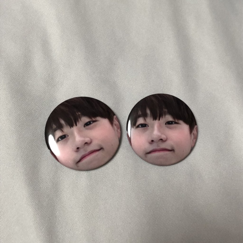 bbos_BB's tweet photo. 핀버튼 실사입니당 귀엽죠, , 잉잉 https://t.co/hO2GOQQqL8