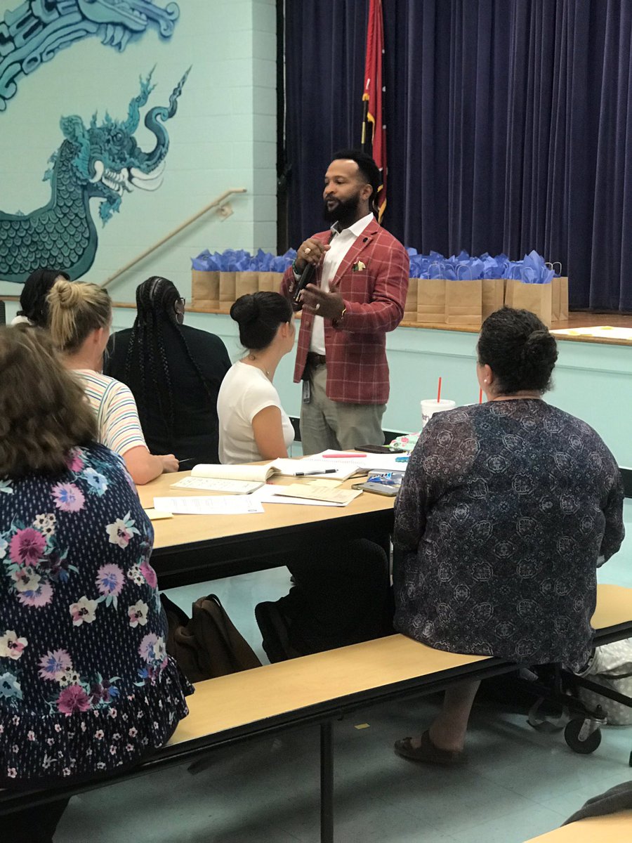 SCSSuptRay's tweet photo. Today principals and thousands of teachers gathered for professional development as we empower and invest in educators. I appreciate the leadership of Dr. @AntonioMBurt and Dr. Angela Whitelaw supporting critical thinking with CLUE teachers at Grahamwood ES! #DistrictLearningDay https://t.co/0CCv96HxIs