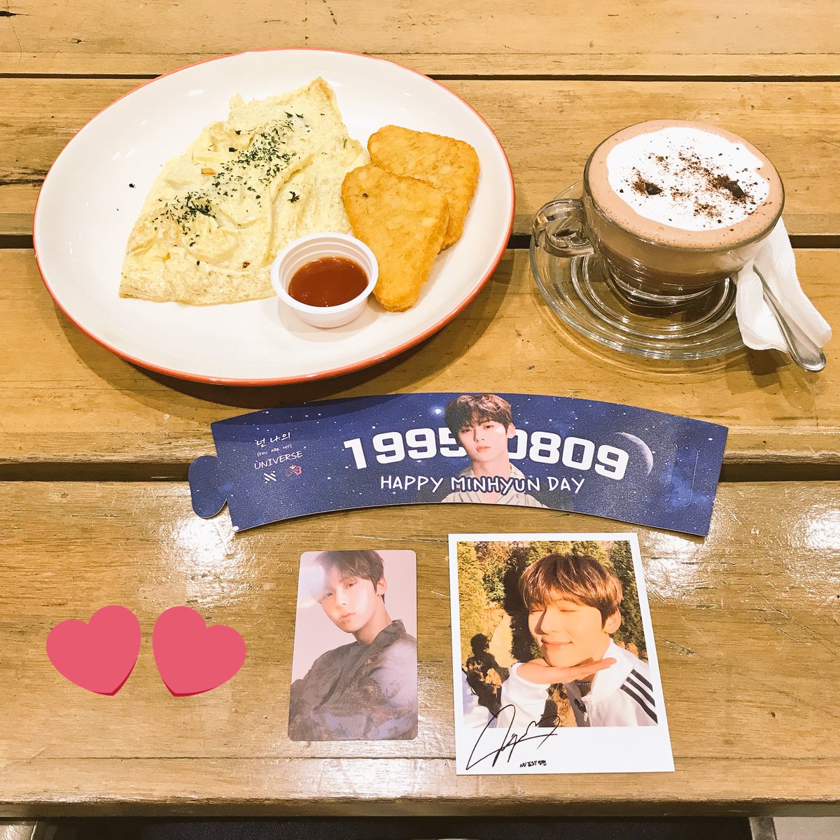 DaruKitty18's tweet photo. 생일 축하해 민현아!!! 💖 Thank you @LOVEUNIONPH for this wonderful project! 🎉🎂
#HAPPY_MINHYUN_DAY #NUESTSegnoInMNL
#BookandBordersCafe https://t.co/vySOMdXNO4