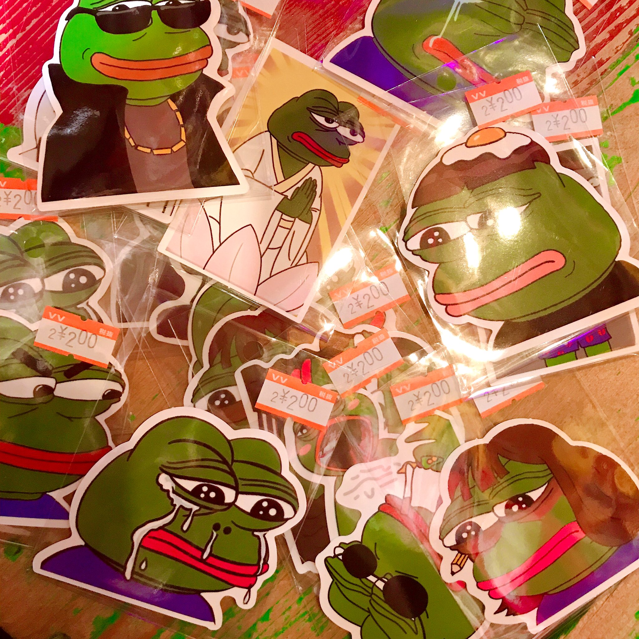 ヴィレッジヴァンガードアメリカ村 Pepethefrog カエルのぺぺ のステッカーが100まい入荷しましたどれも良きなぺぺだらけ アクキーも入荷したよー トートbagはすぐなくなっちゃって再入荷まちです T