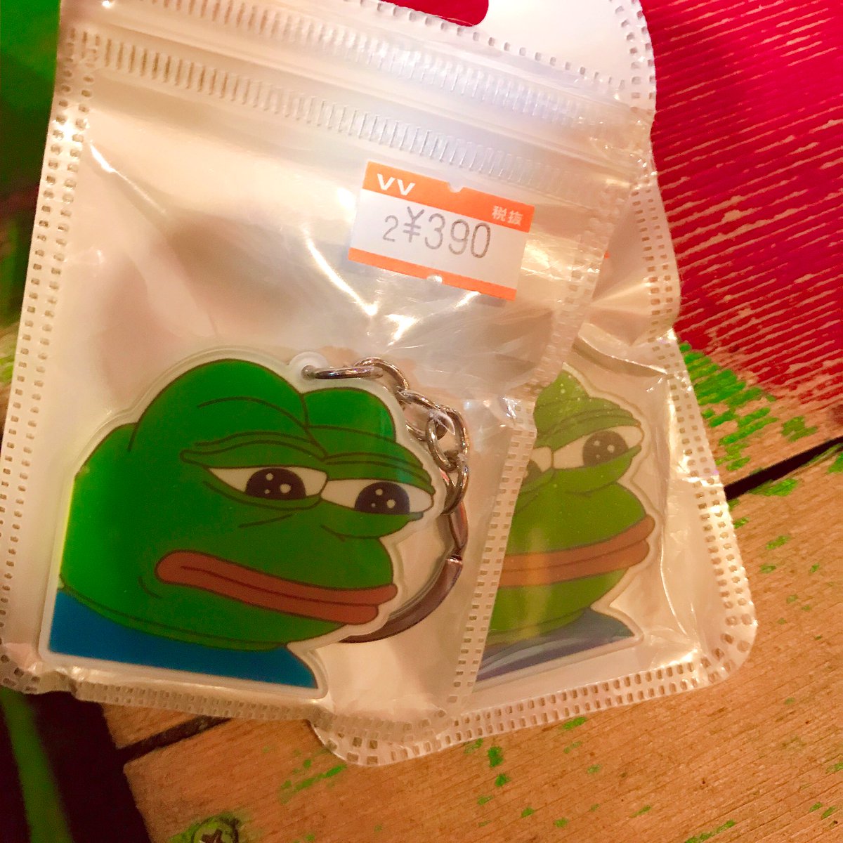 ヴィレッジヴァンガードアメリカ村 Pepethefrog カエルのぺぺ のステッカーが100まい入荷しましたどれも良きなぺぺだらけ アクキーも入荷したよー トートbagはすぐなくなっちゃって再入荷まちです