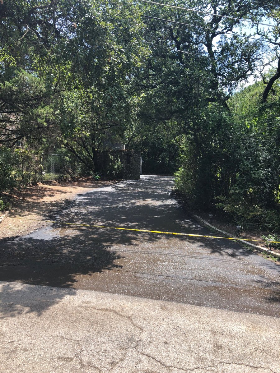 asphaltchipseal's tweet photo. Seal coated a small residential driveway today. #sealcoating #asphalt #drivewaycontractor https://t.co/muuAyFeIWo