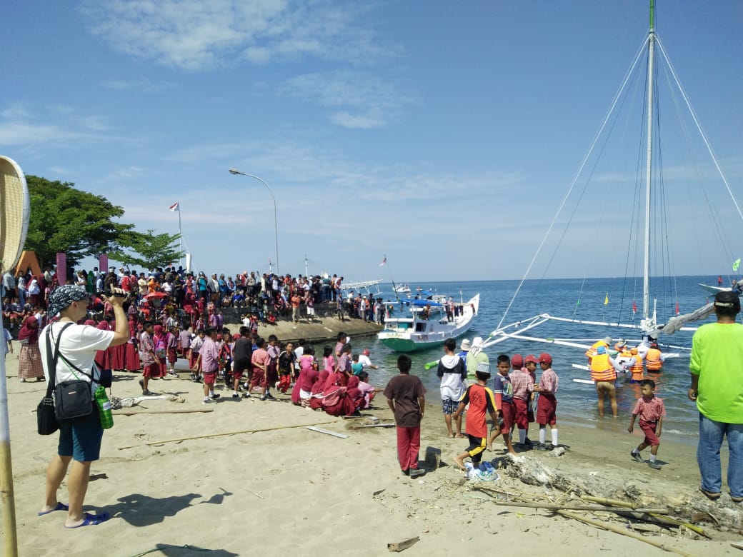 theRael's tweet photo. Dalam kegiatannya, ini adalah lomba perahu layar tradisional suku Mandar. #FestivalSandeqRace20l9 https://t.co/C7FUGH90Sn