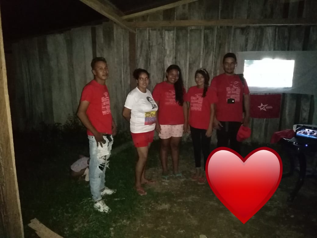 CristianHurtdo's tweet photo. En una vereda de San Pablo, Sur de Bolívar.
Jóvenes Rebeldes,con las uñas, montan un cineclub. Hoy fue su primera función en la Colombia profunda. 
Allá llegamos a proponer juntar alegrías, rebeldías y soñar una Colombia Felíz. https://t.co/uj8UcihDy8