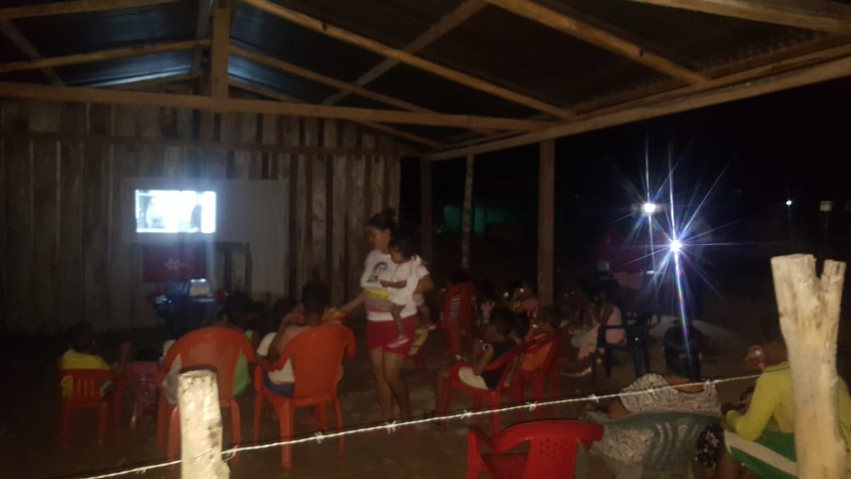 CristianHurtdo's tweet photo. En una vereda de San Pablo, Sur de Bolívar.
Jóvenes Rebeldes,con las uñas, montan un cineclub. Hoy fue su primera función en la Colombia profunda. 
Allá llegamos a proponer juntar alegrías, rebeldías y soñar una Colombia Felíz. https://t.co/uj8UcihDy8